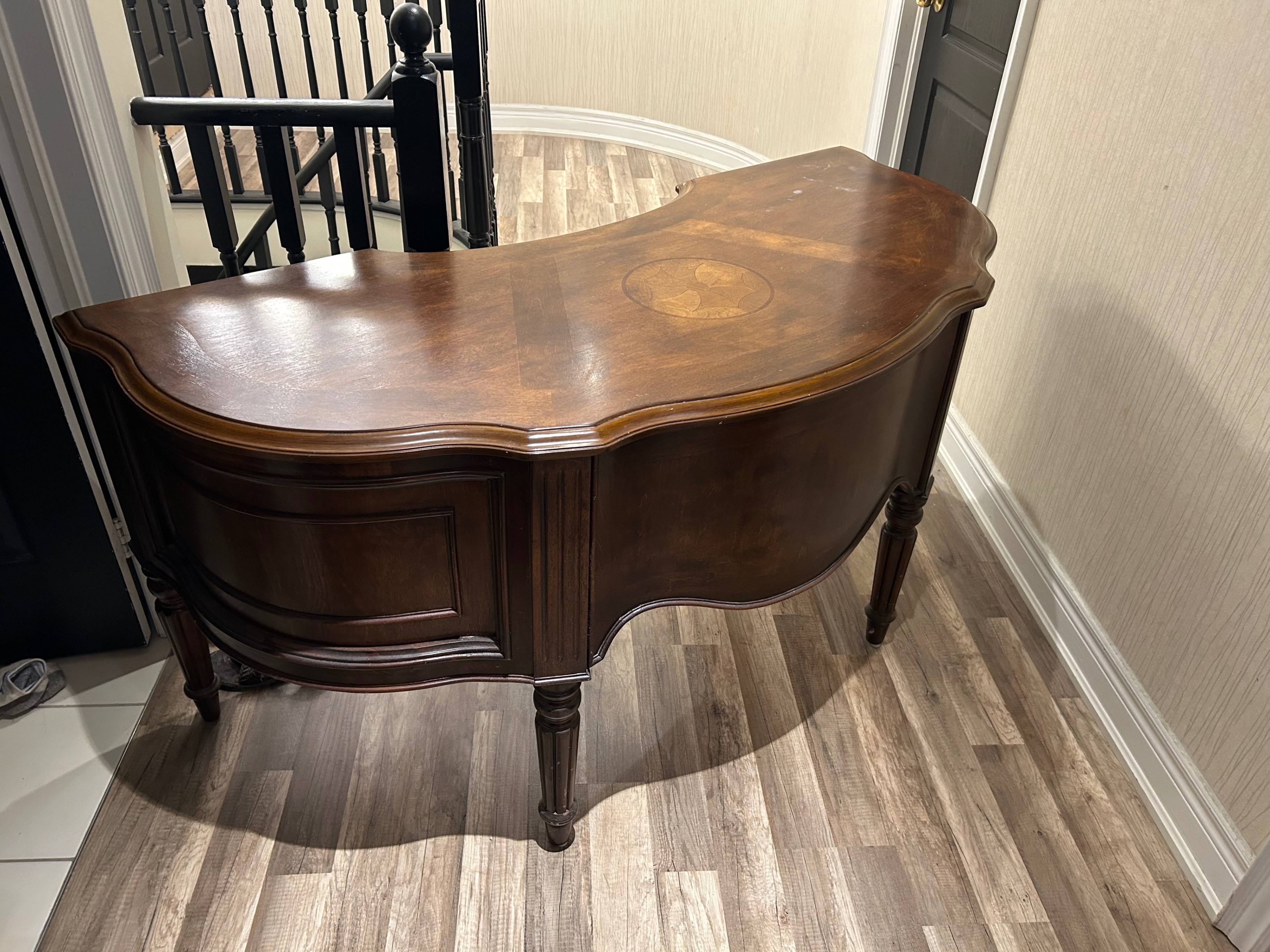 Large Wood desk for studying. In excellent condition - photo 2