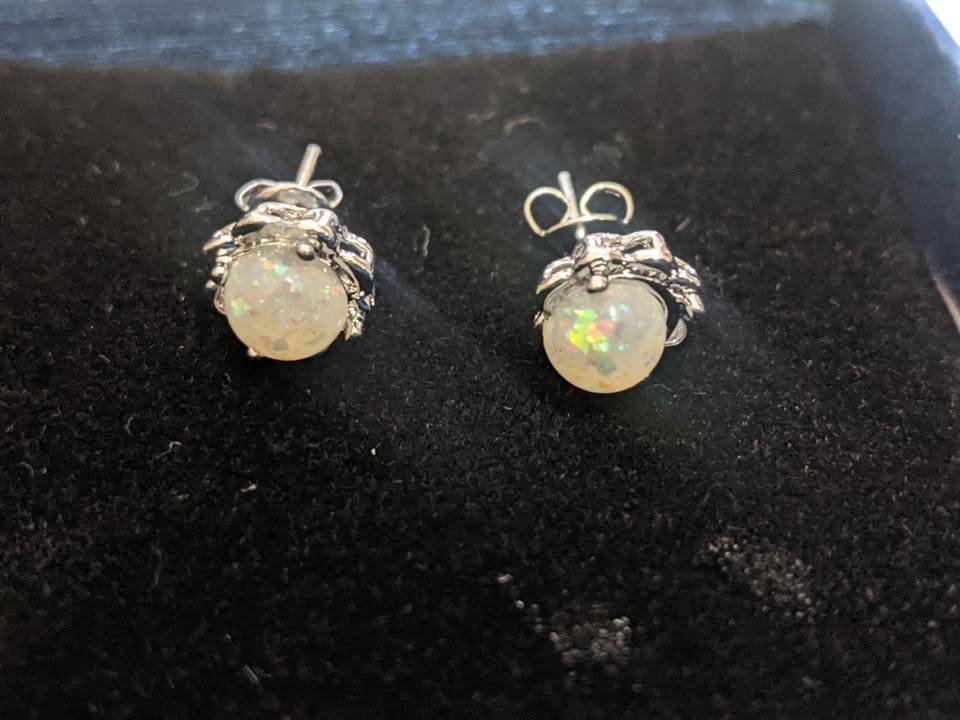 created white fine opal earrings - photo 3