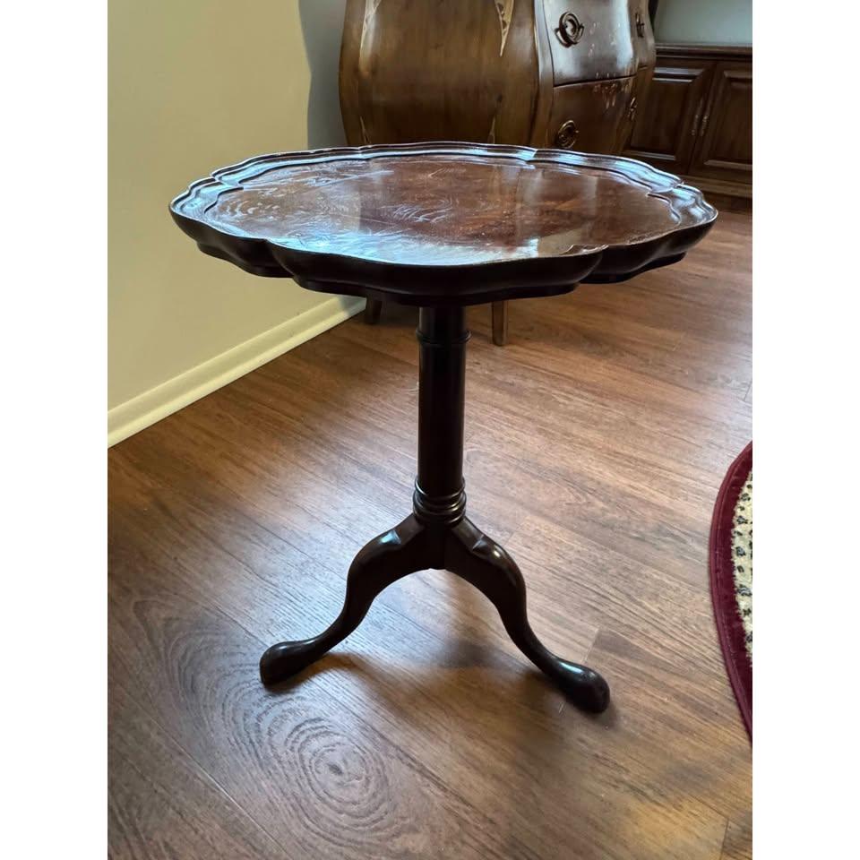 Hekman Scalloped Pie Crust Brass Tray Top Table - photo 4