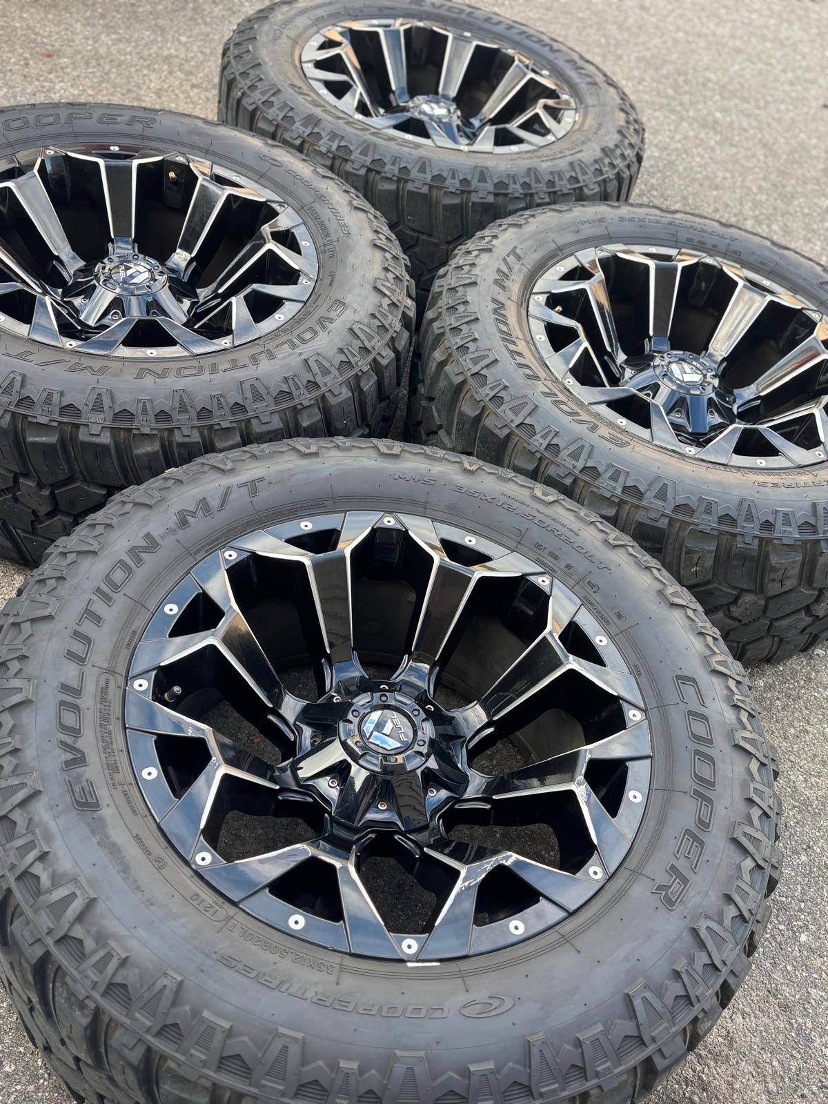 20"FUEL Assault(5x139/5x150)+Cooper M/T- RAM 1500/Classic/Tundra