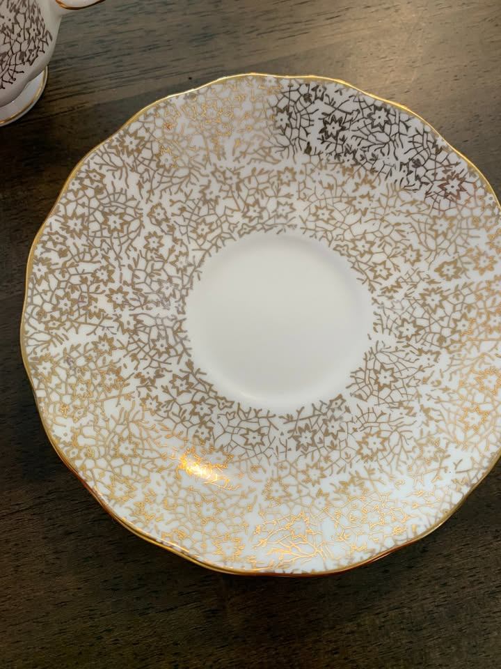 Queen Anne Bone China Teacup and Saucer Set - photo 4