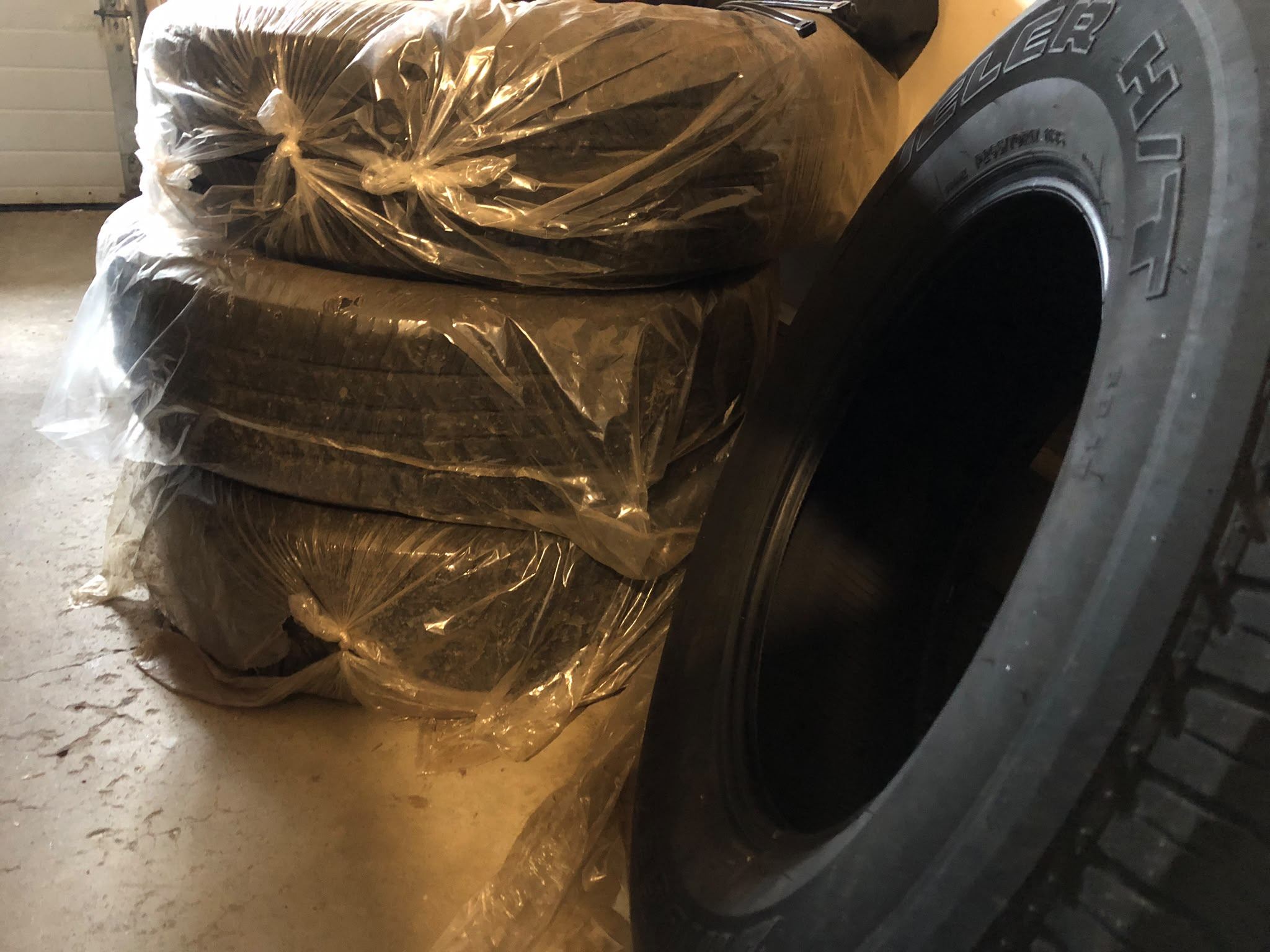 Bridgestone Dueler - 265/70R17 - 4 Tires - photo 3
