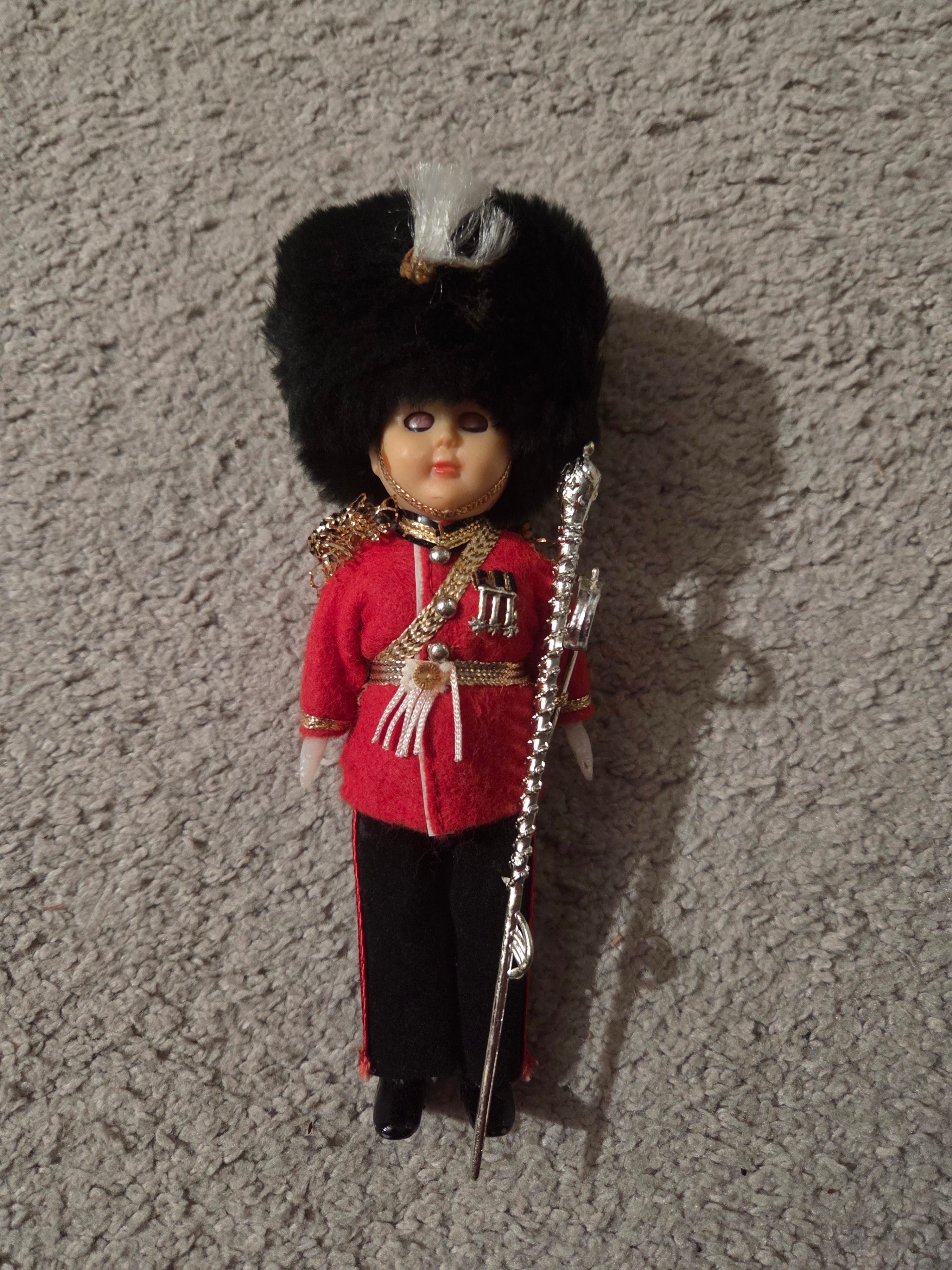 Vintage Empire Made Queen's Guard Souvenir Doll, Orig Tube, 7.5" - photo 2
