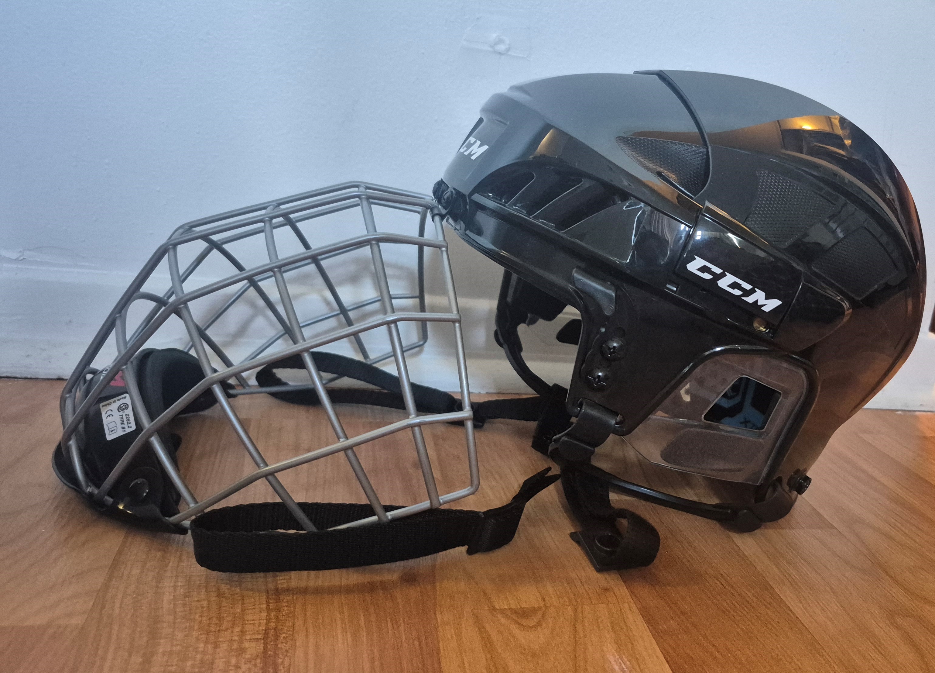 CCM XT99 Hockey Helmet & Cage – M 55-59 cm – Worn Once - photo 3