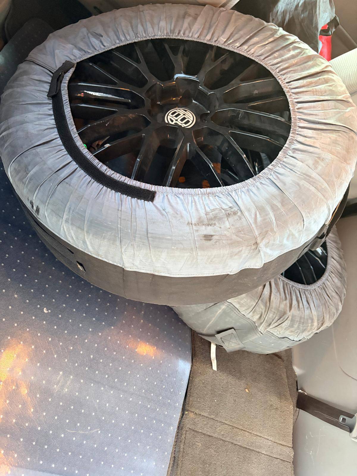 Set of 4 Goodyear winter tires 245/45R20 on Alloy Rims. - photo 5