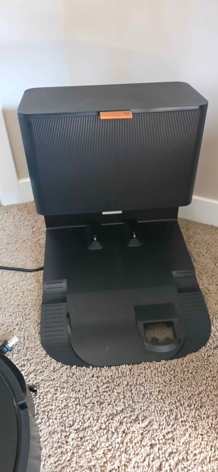 iRobot Roomba j7+ Robot Vacuum (Used sparingly for a few months) - photo 2