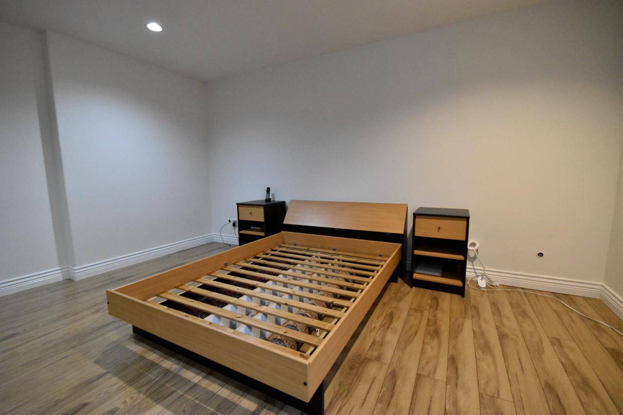 Full‑Sized Bed+Mattress+Two Nightstands - Excellet Condition! - photo 5