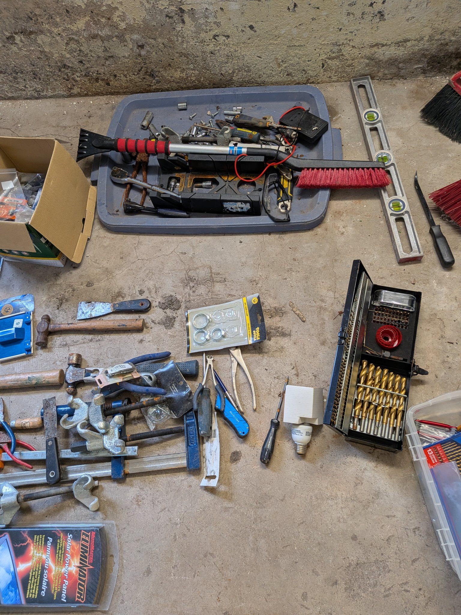 Large Assorted Hand Tool Lot: Saws, Socket Set, Wrenches - photo 3
