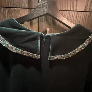 Gorgeous dark green velvet maxi dress with embellished collar - photo 3