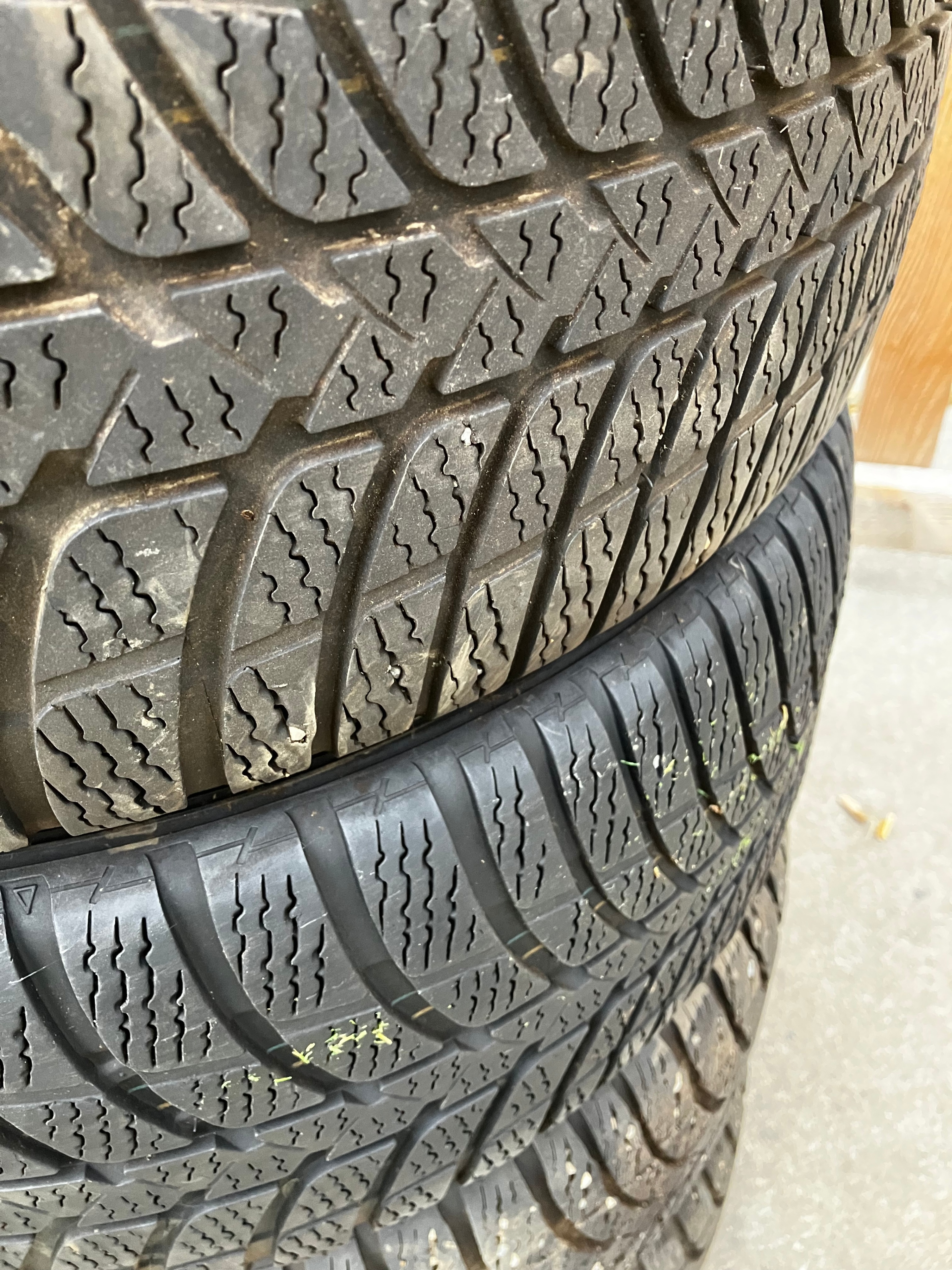 Kumho IZen KW23 Low Profile Winters - 205 / 45 / 16 - photo 4