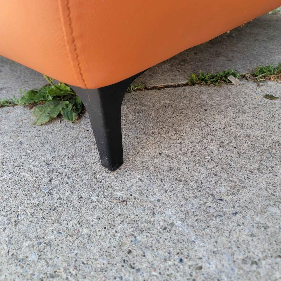 Orange vinyl single sofa, cat claw punctures - photo 2