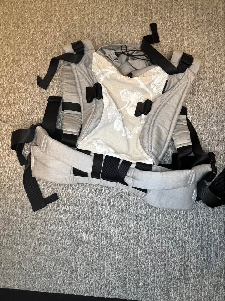 LIKE NEW Grey Fabric Baby Carrier - brand Topatop - model baby