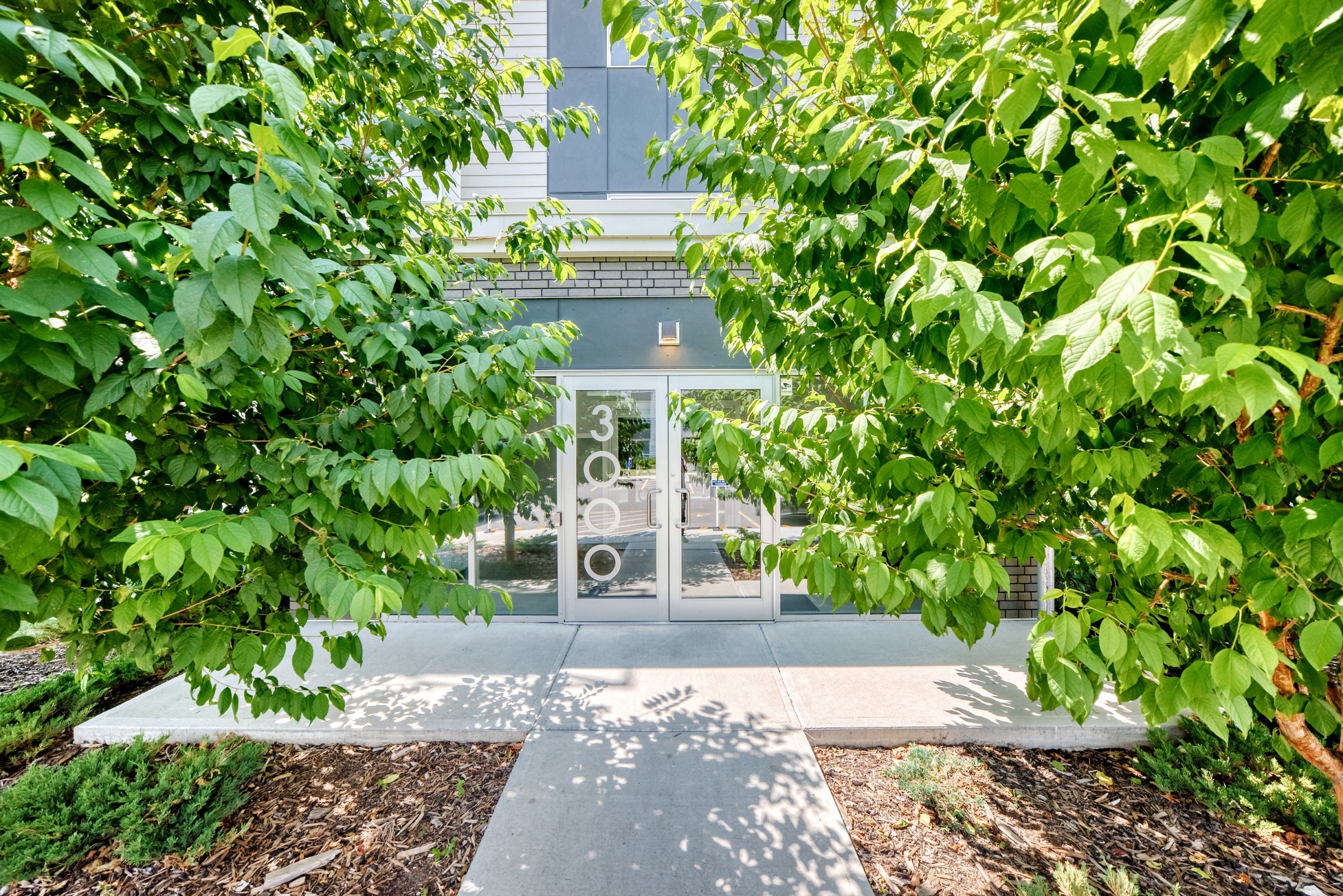Stunning corner-unit condominium - photo 4