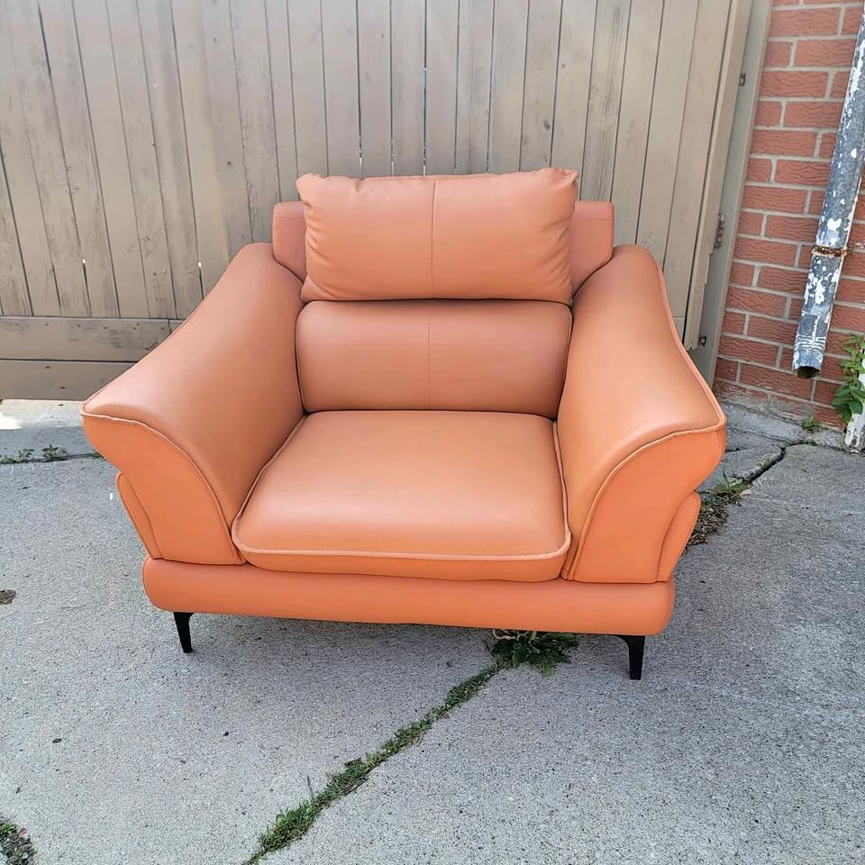 Orange vinyl single sofa, cat claw punctures
