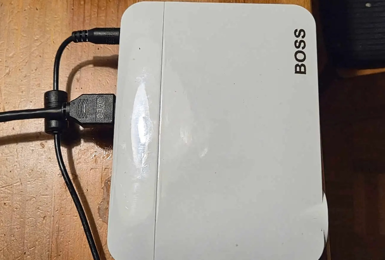 Boss S7 Native 4k mini projector, great condition! - photo 3