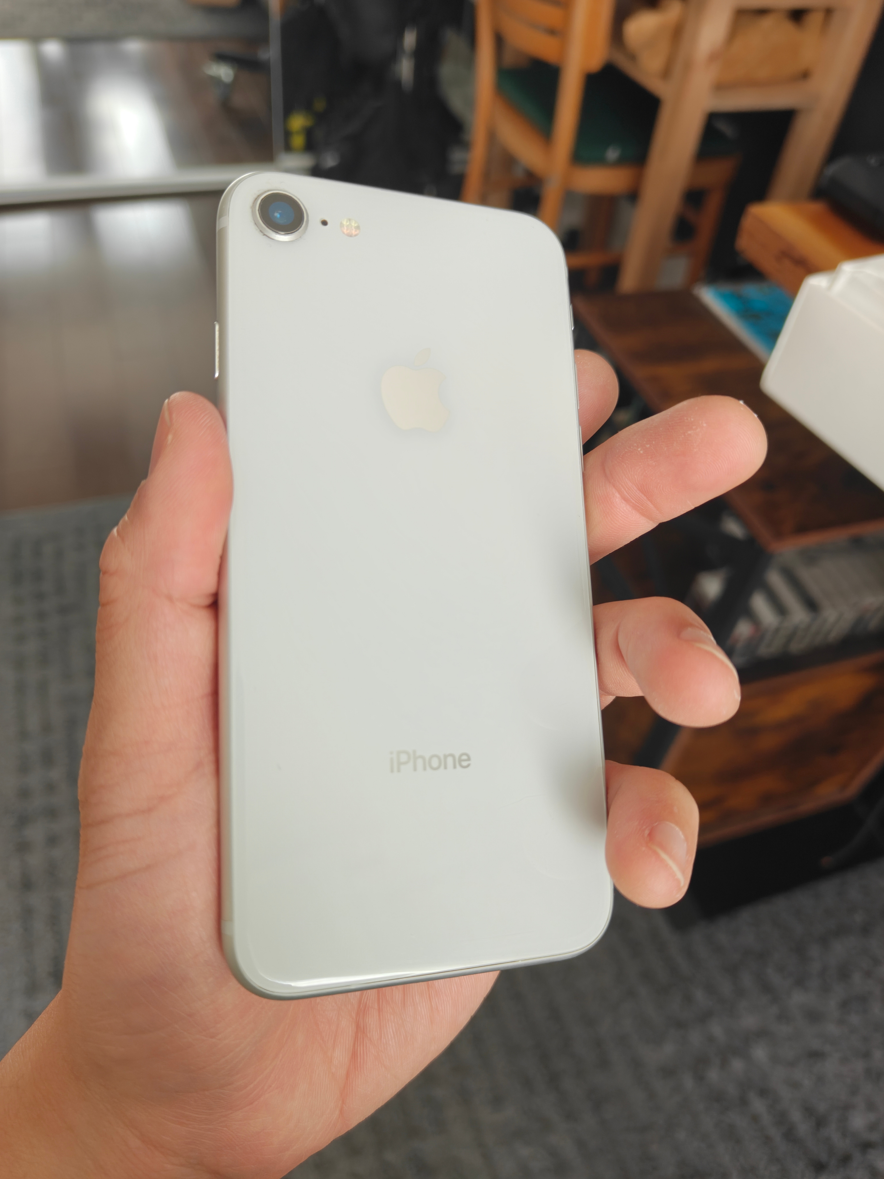 White Apple IPhone 8 - photo 2