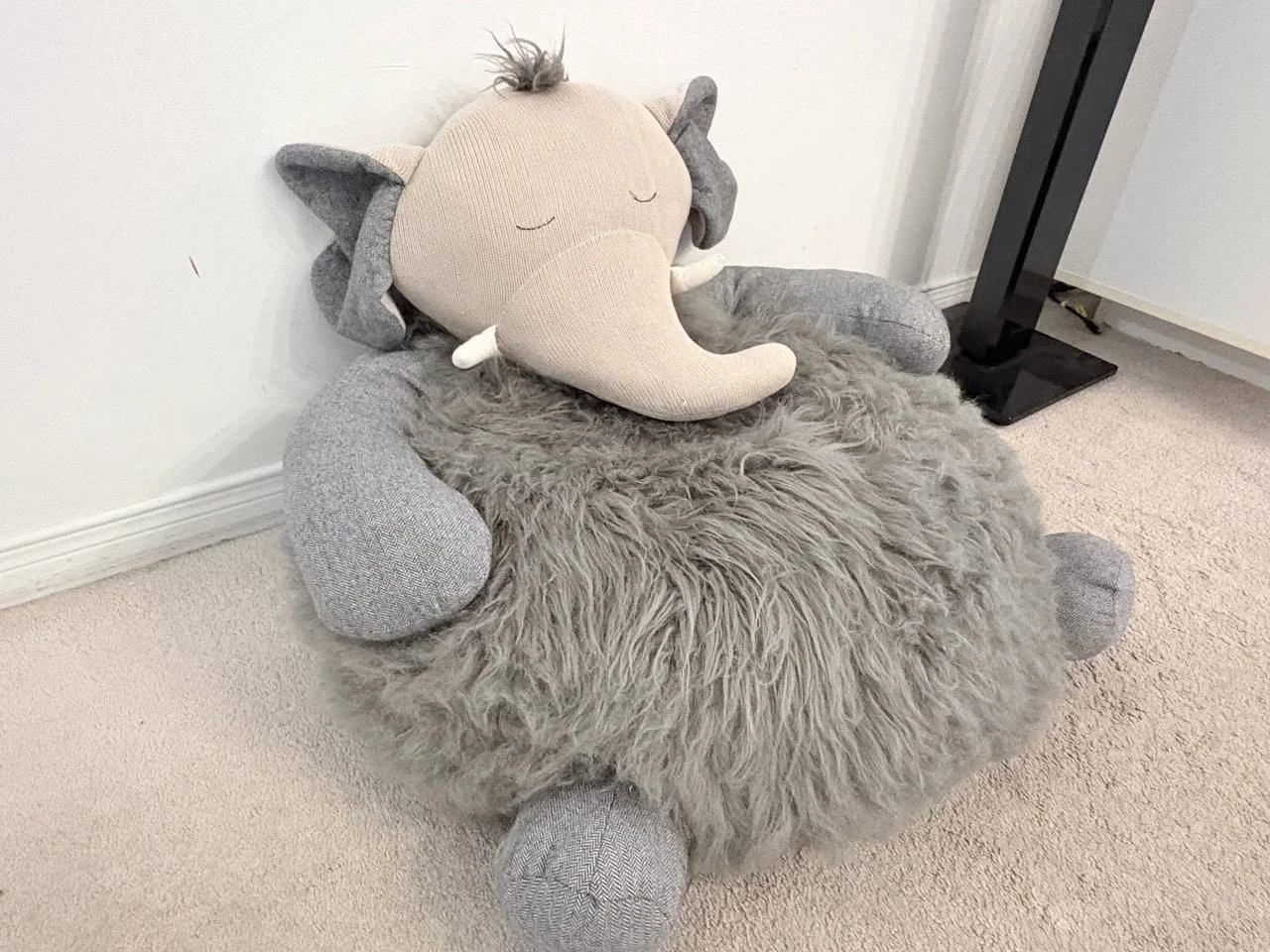 Elephant character kids' plush chair