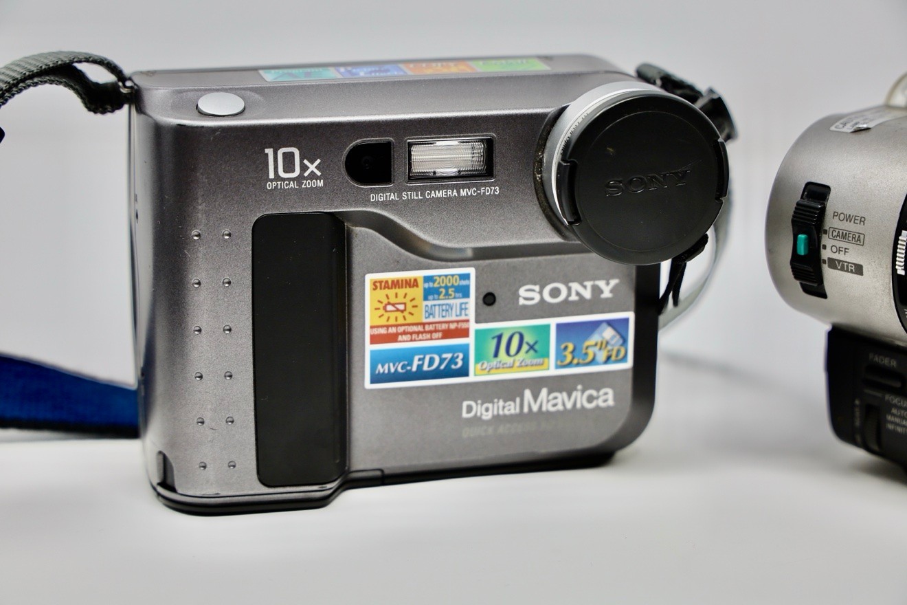 Sony Mavica FD73 + Handycam CCD-TR940 Hi8 Camera Set - photo 2