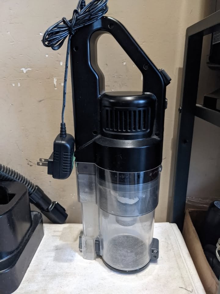 Portable VACUUM, recharge-able, perfect for automobile - photo 4