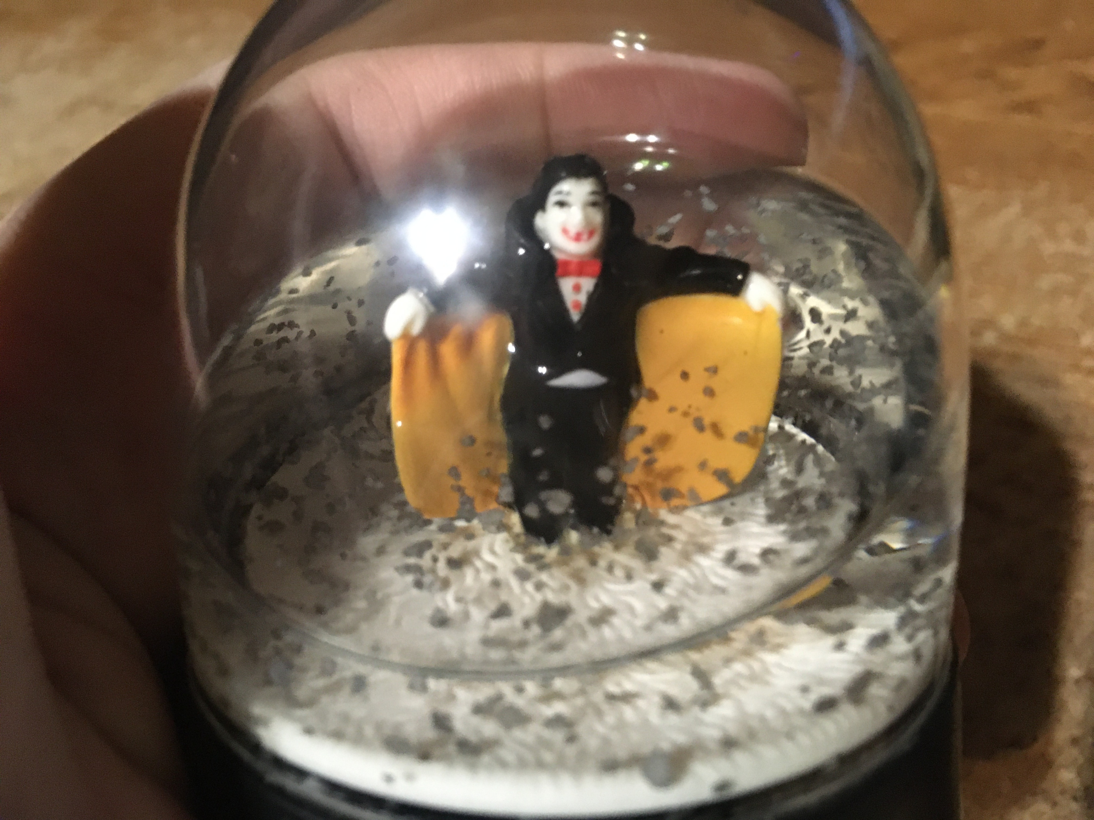 VINTAGE SILVESTRI COUNT DRACULA VAMPIRE SNOWGLOBE HALLOWEEN 3" - photo 2