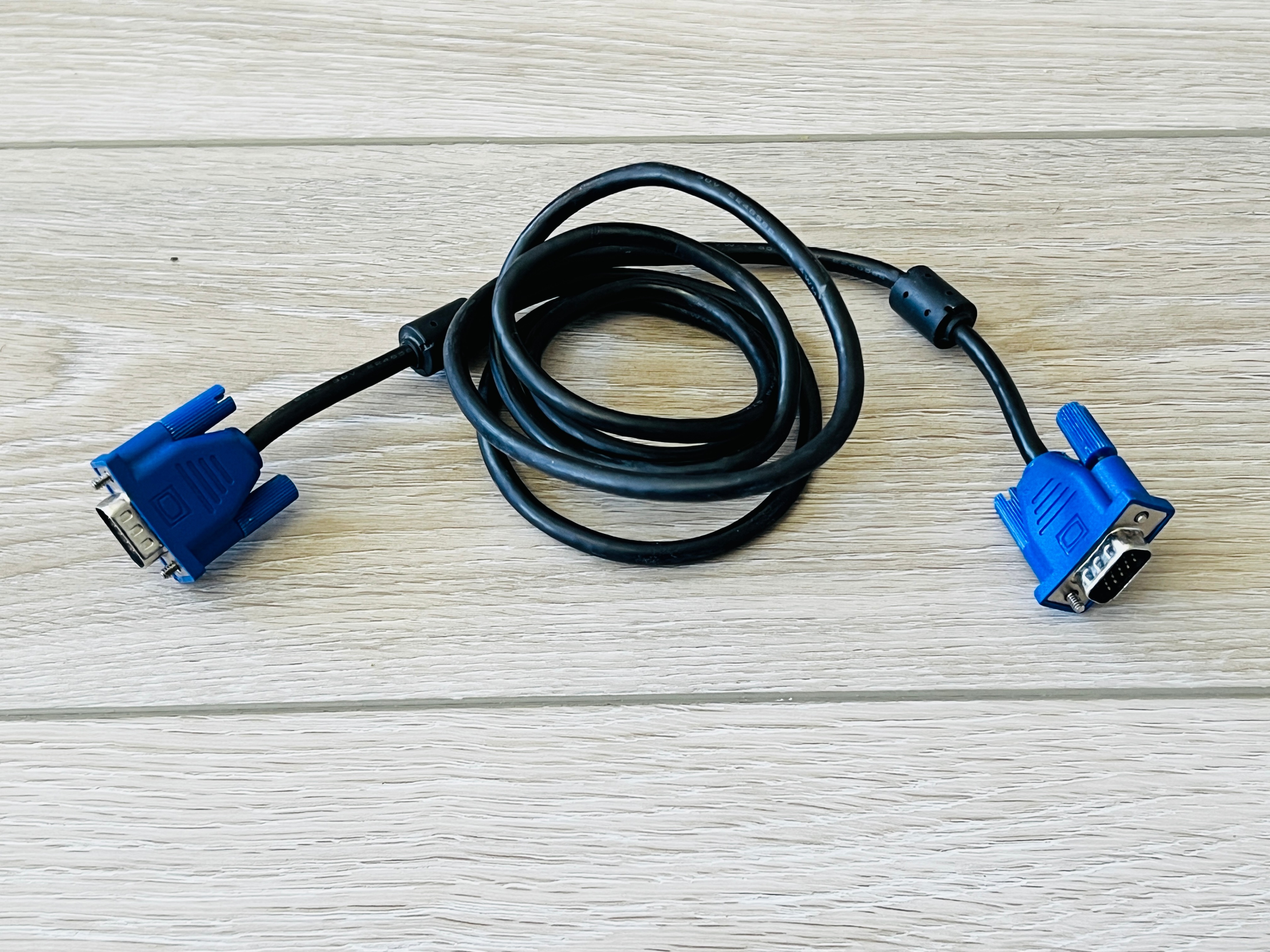 VGA cable 6 feet / Câble VGA 6 pieds
