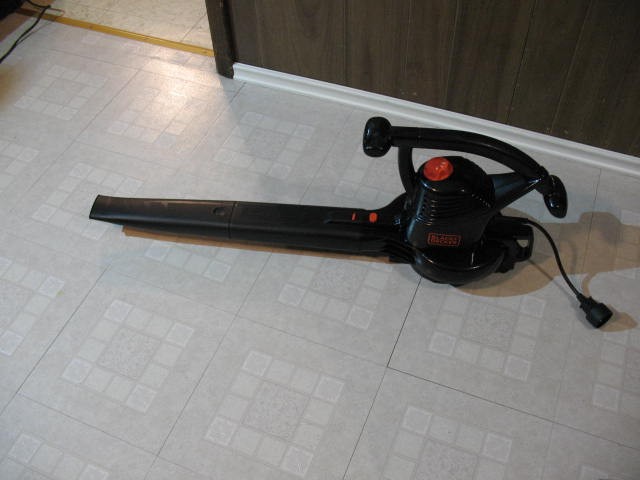 Black and Decker Corded Leaf Blower - photo 4