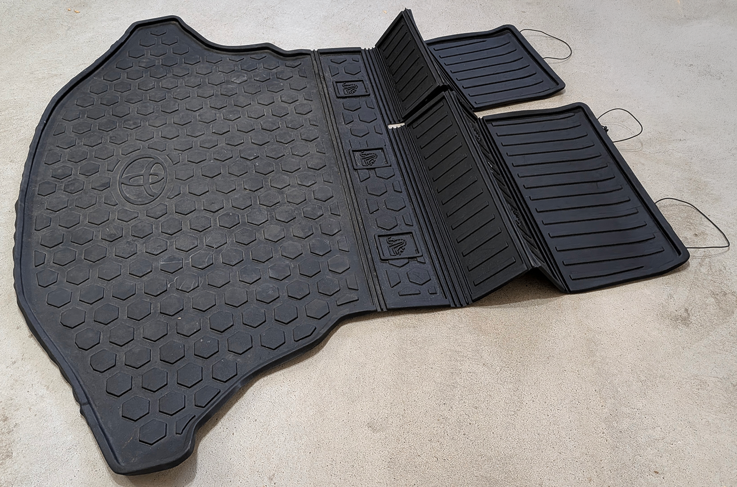 2009-2016 Toyota Venza - Rubber Cargo Floor Mat + Seat Cover