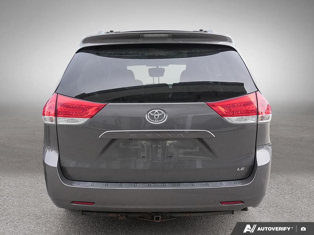 2011 Toyota Sienna LE - photo 2