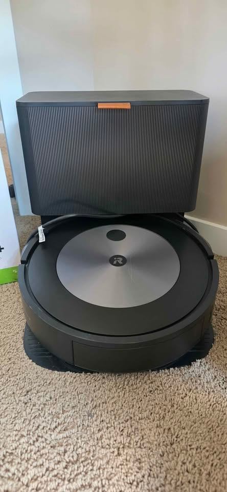 iRobot Roomba j7+ Robot Vacuum (Used sparingly for a few months) - photo 3
