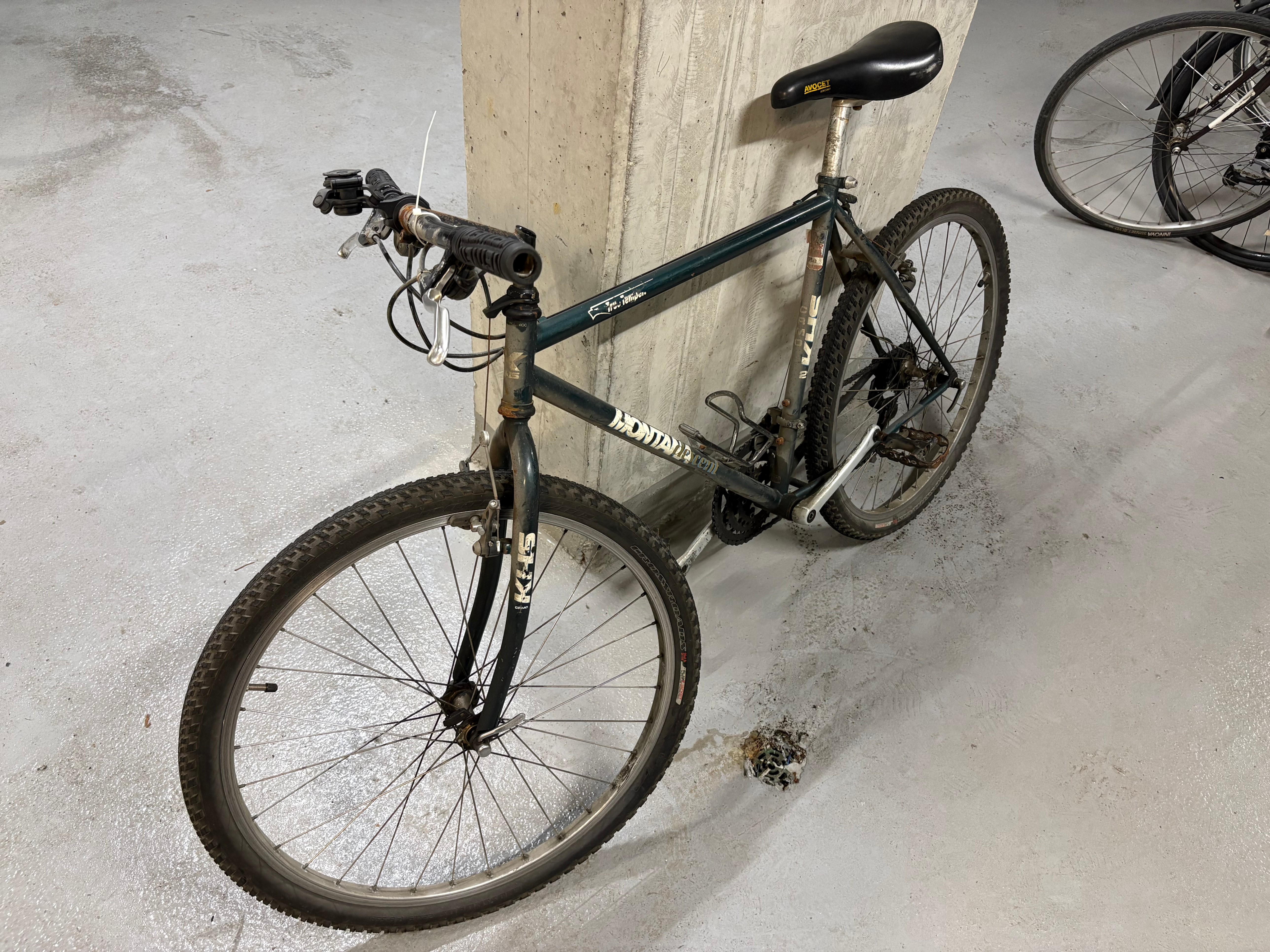 KHS Montana Descent Mountain Bike – Shimano Deore LX + Lock - photo 2