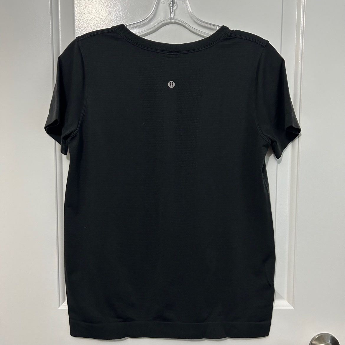 Lululemon Black Short-Sleeve Tee – Size S/M, Like New - photo 3