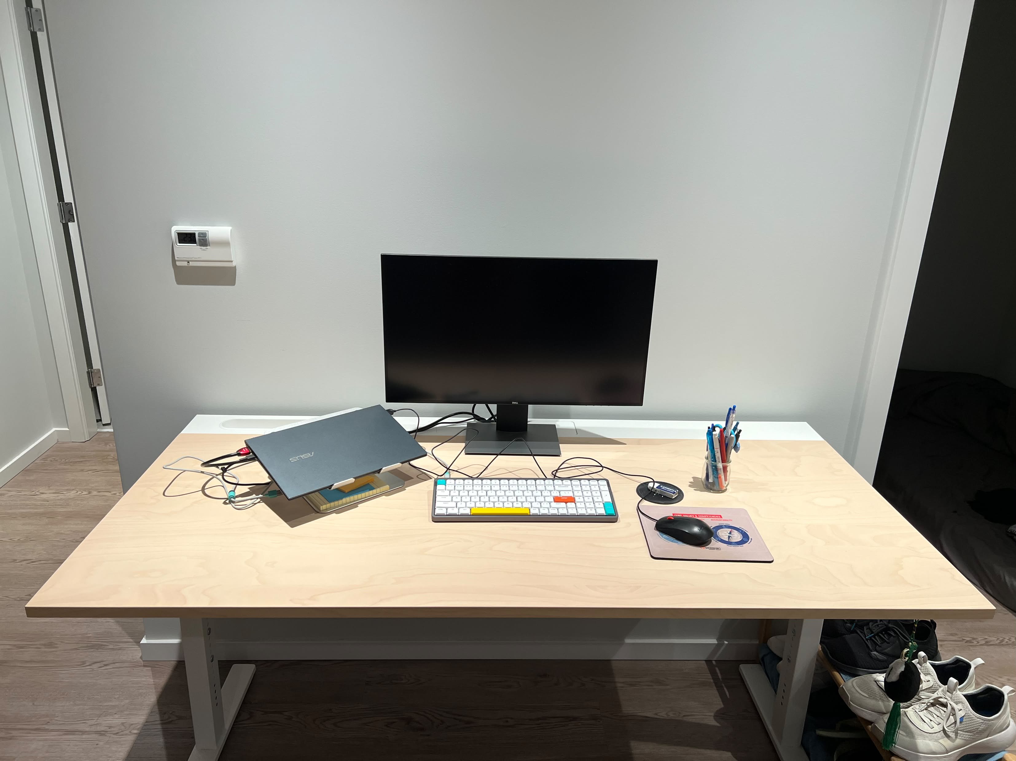 IKEA Mittzon Desk - photo 2