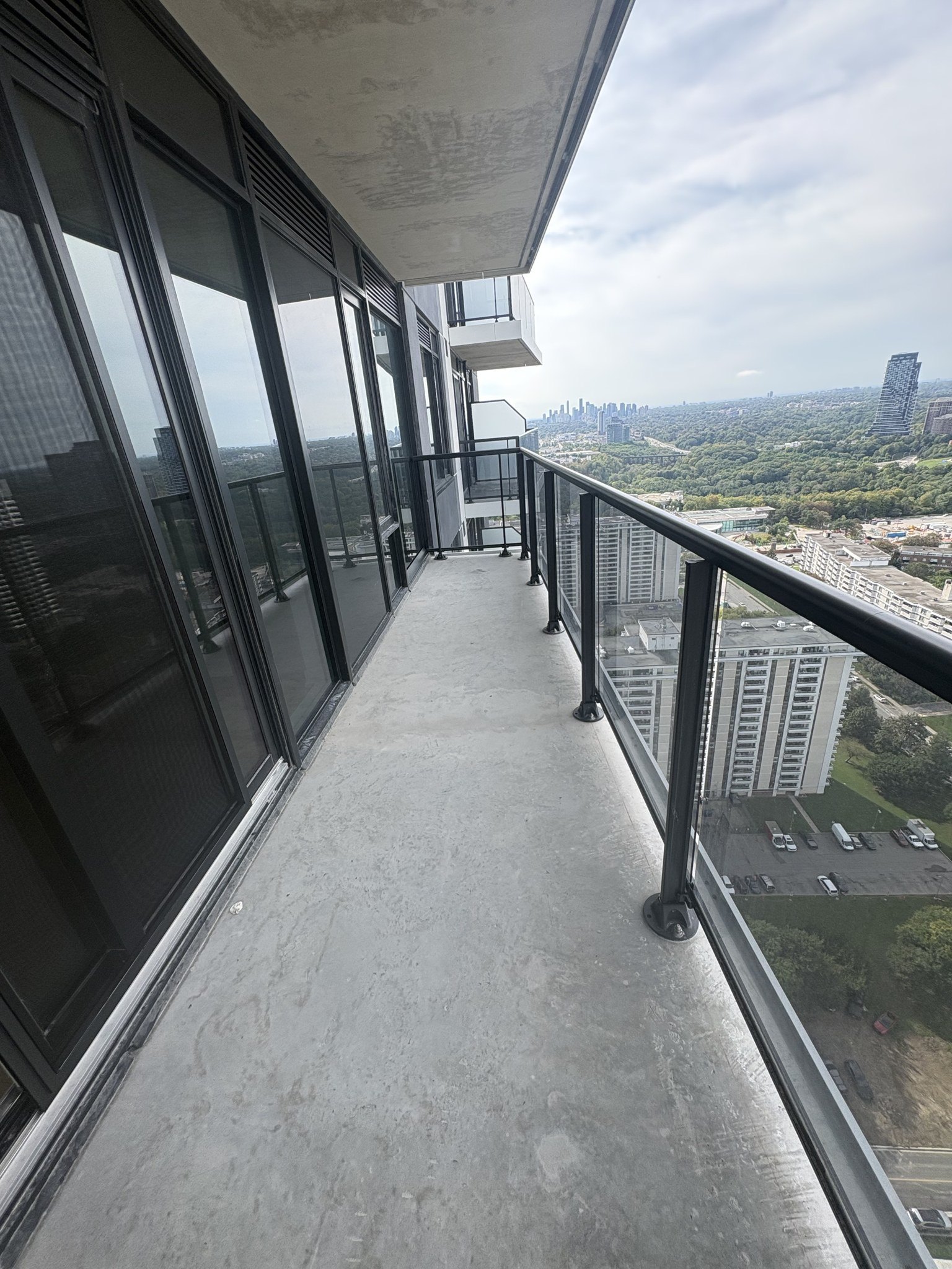 Brand NEW 36th Flr 1B+Den Metro Park Condo - photo 4