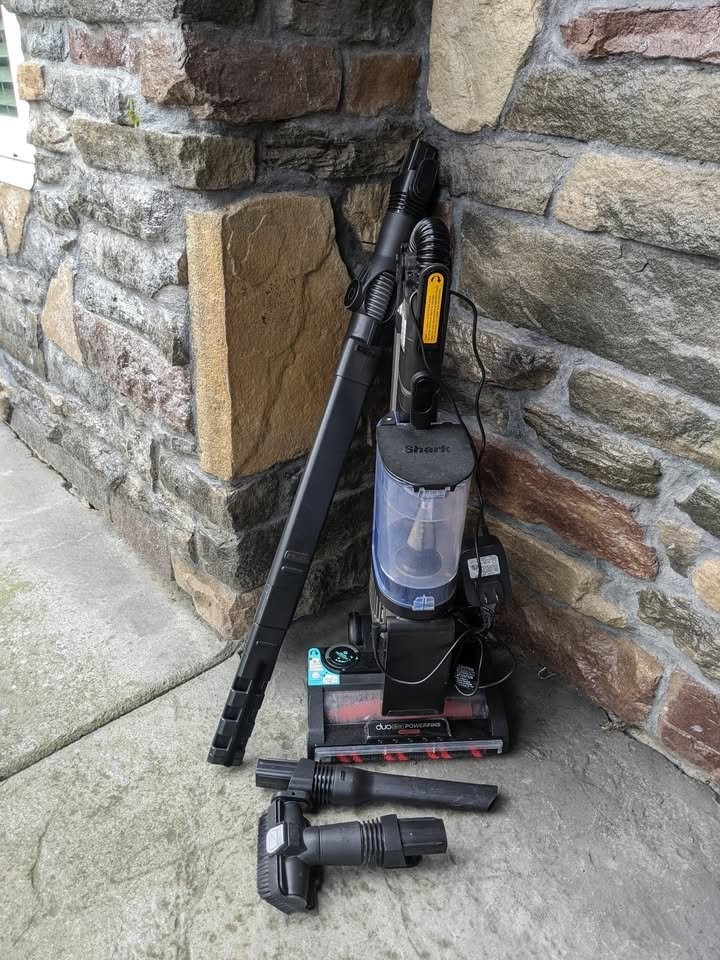 Vacuum w/ Odor Neutralize, Shark Ultra Light Cordless vacuum - photo 2