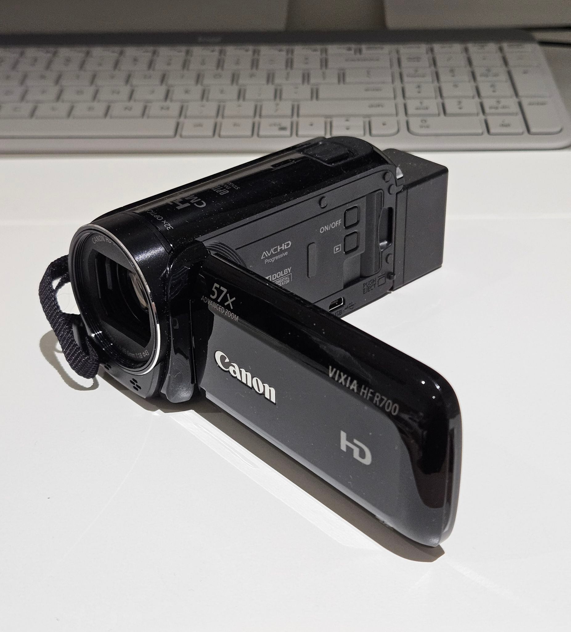 Canon VIXIA HF R700 - photo 2