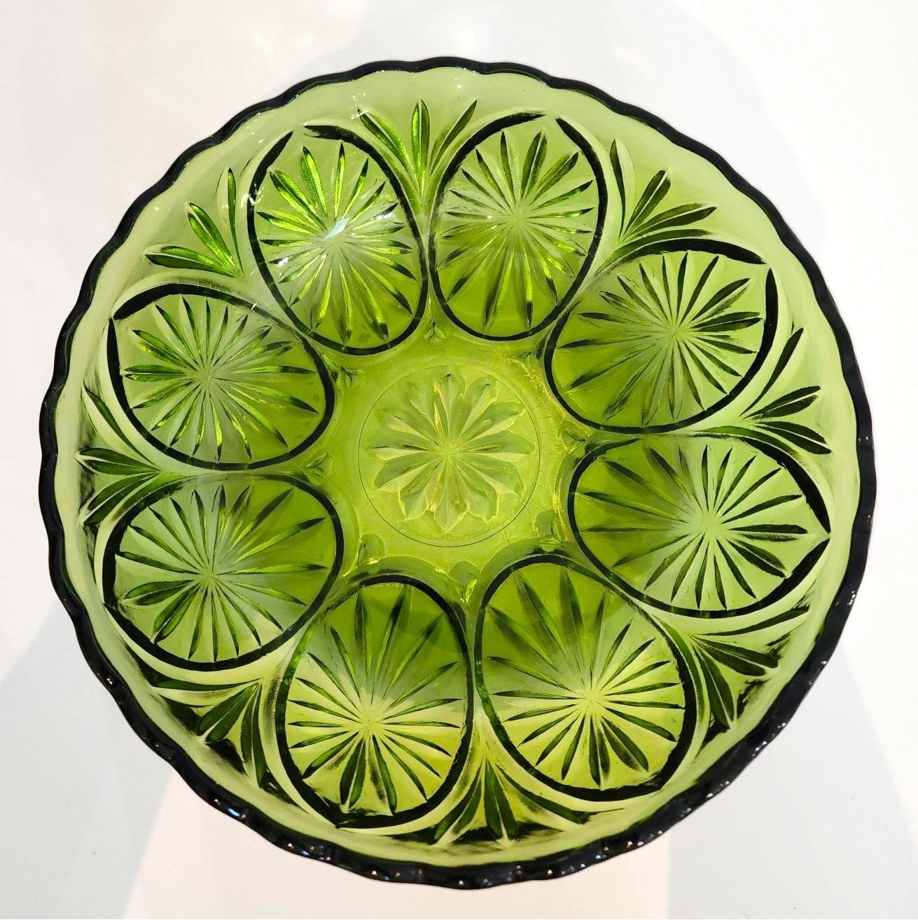 Vintage Anchor Hocking Starburst Medallion Avocado Glass 8" Bowl