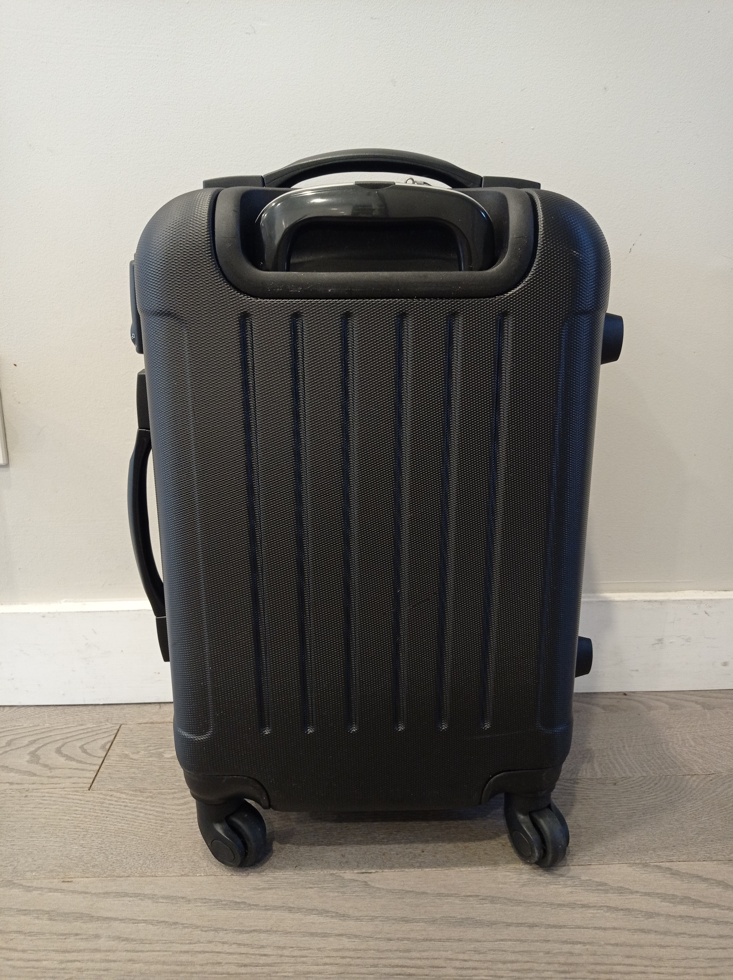 New (Floor model): Legend Walker 20" Carry-On Spinner Suitcase