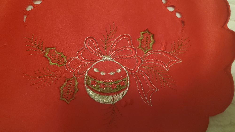 Christmas Table Cloth Scalloped Embroidery - Set of 3 (round) - photo 5