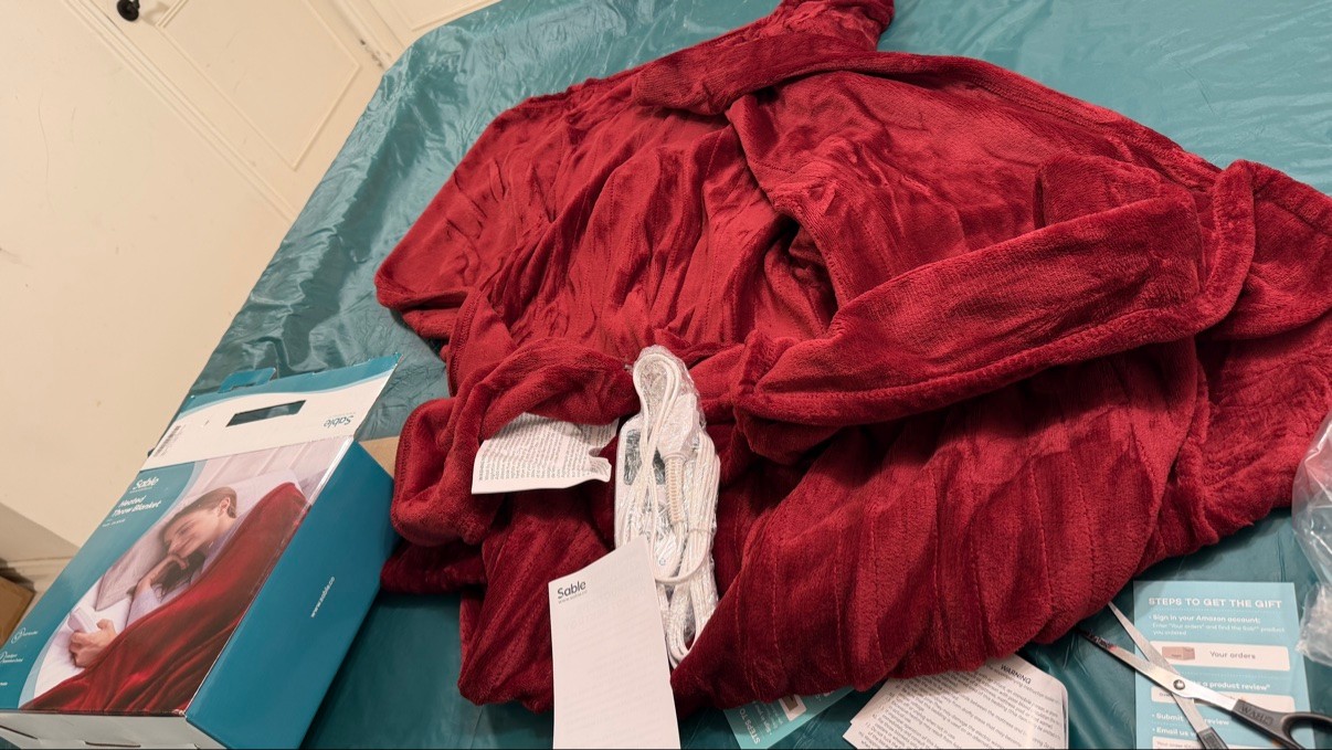 Sable Heated Throw Blanket - Brand New (Red)
