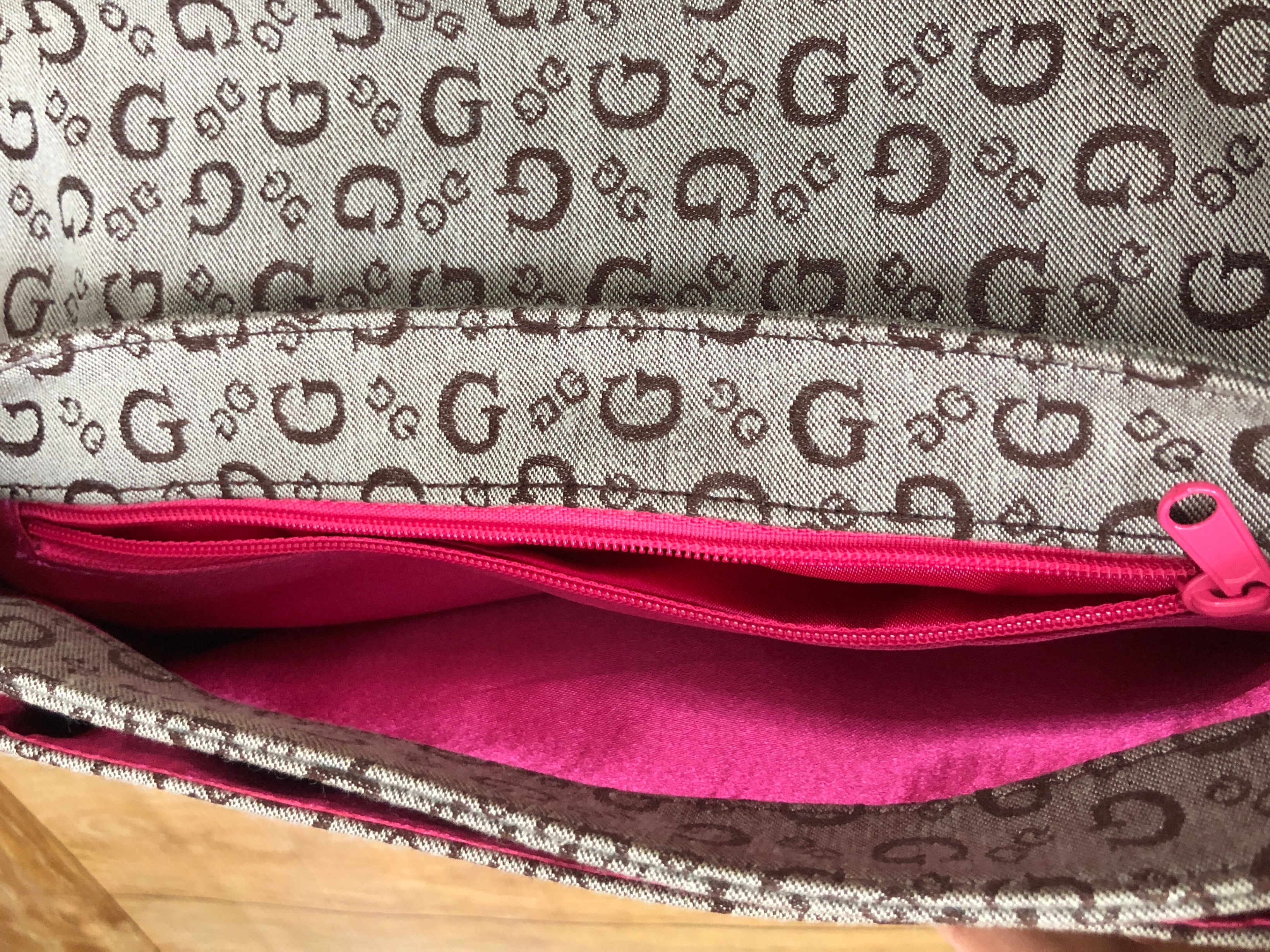 Like New! Guess Monogram Shoulder Bag - photo 4