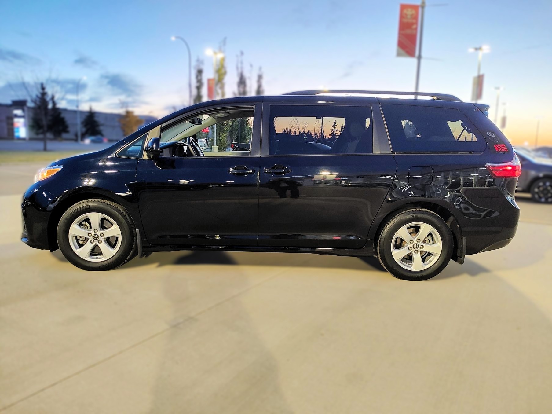 2019 Toyota Sienna LE - photo 3