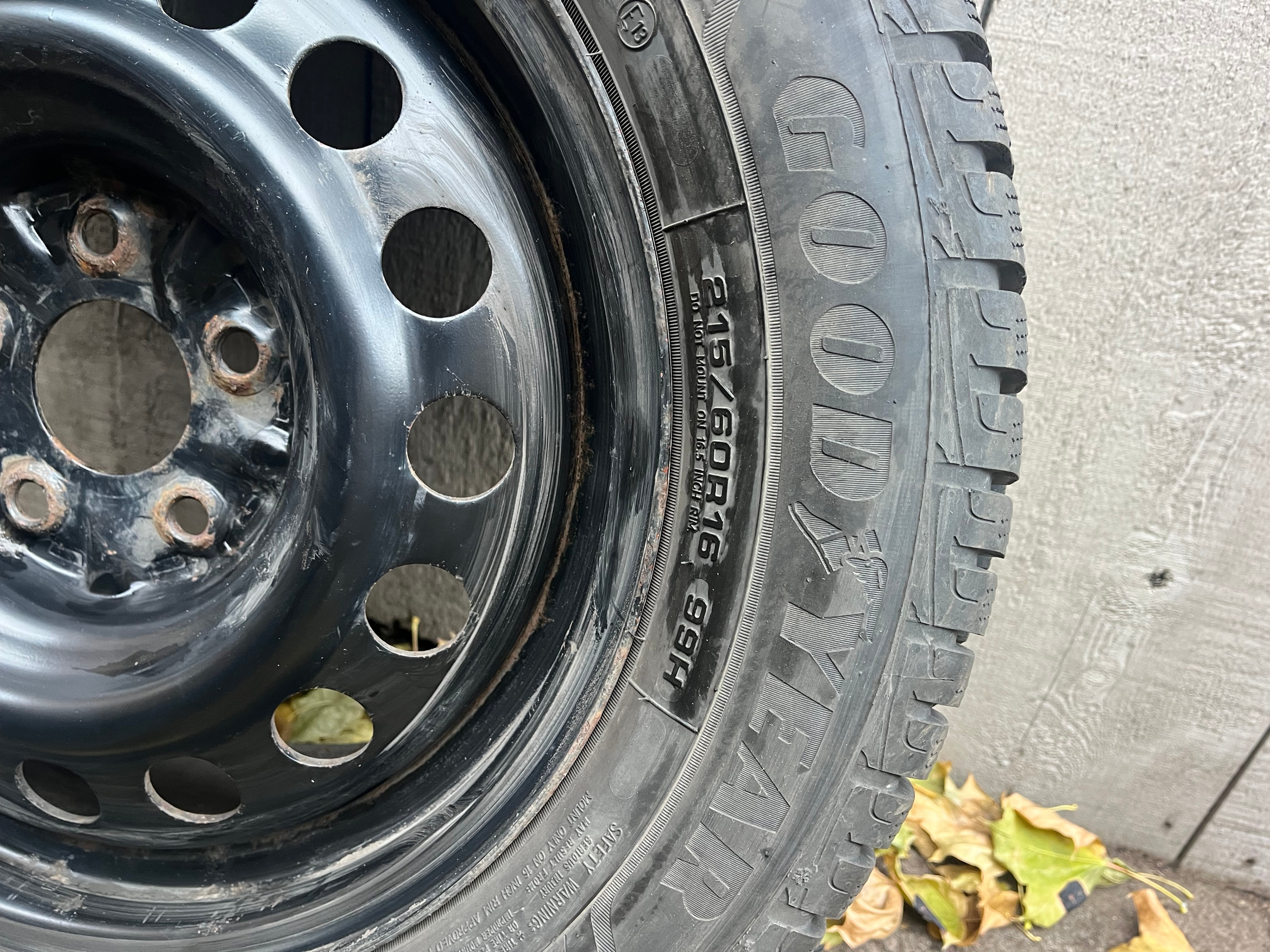Winter Tires on Rims – 215/60R16 - Great Condition - photo 2