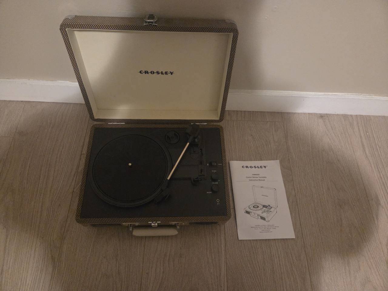 Crosley Cruiser Deluxe Record Player – Tweed & Power Adapter