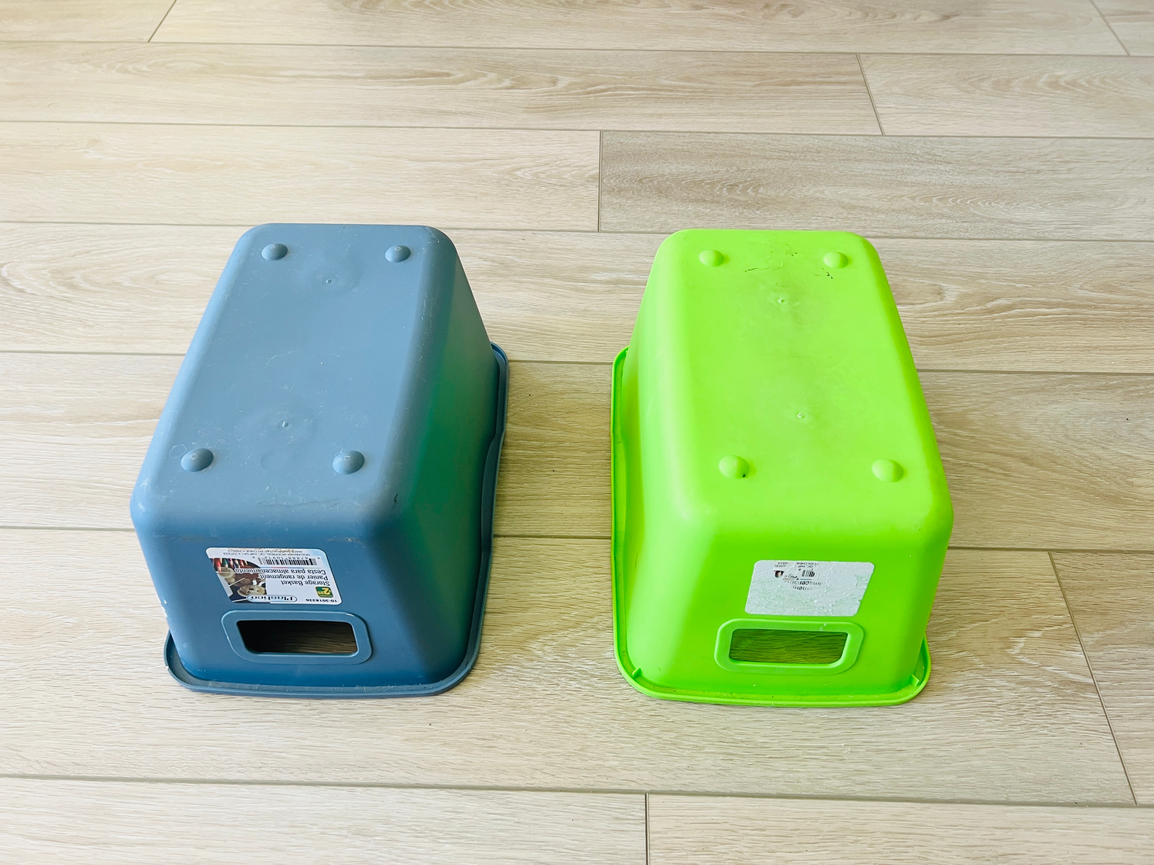 2 Plastic stools / Tabourets en plastique