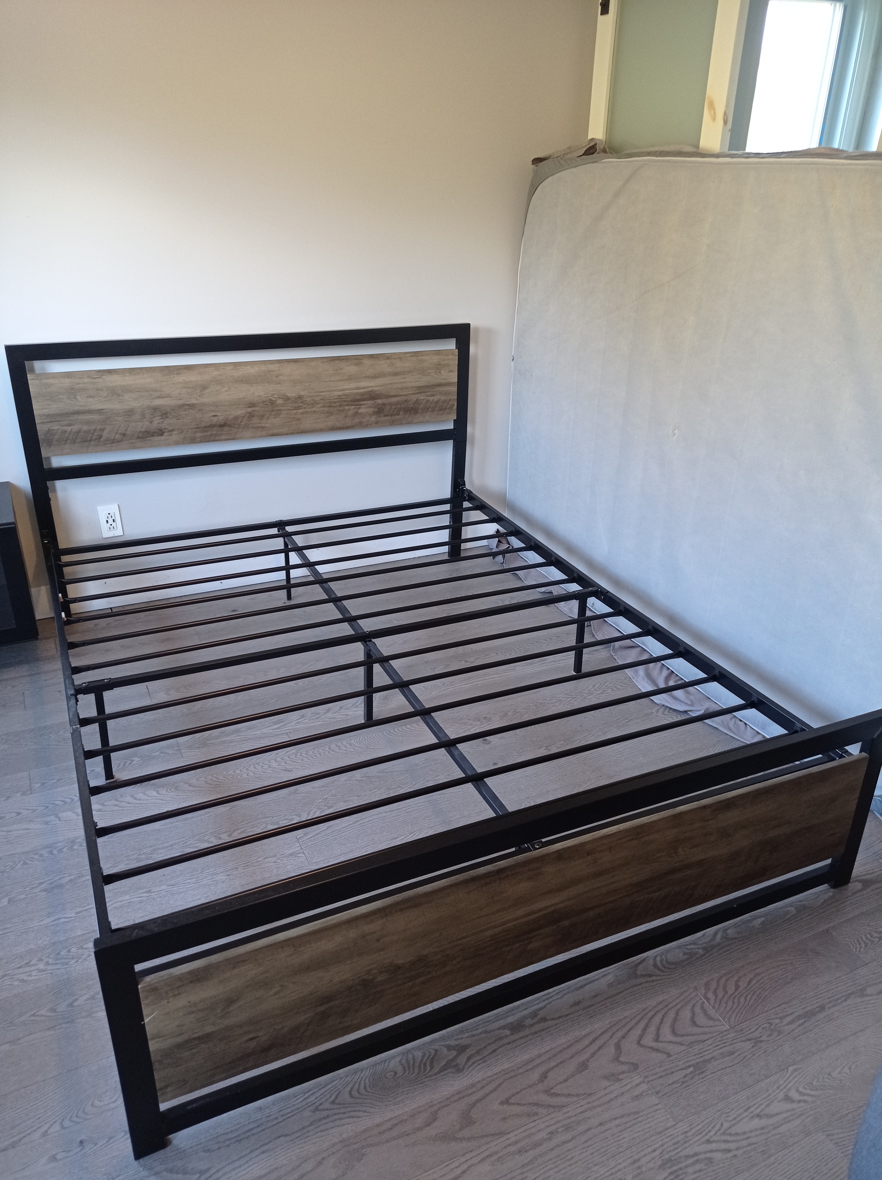 Queen Size Platform Bed Frame with Metal Frame & Wooden Boards - photo 4