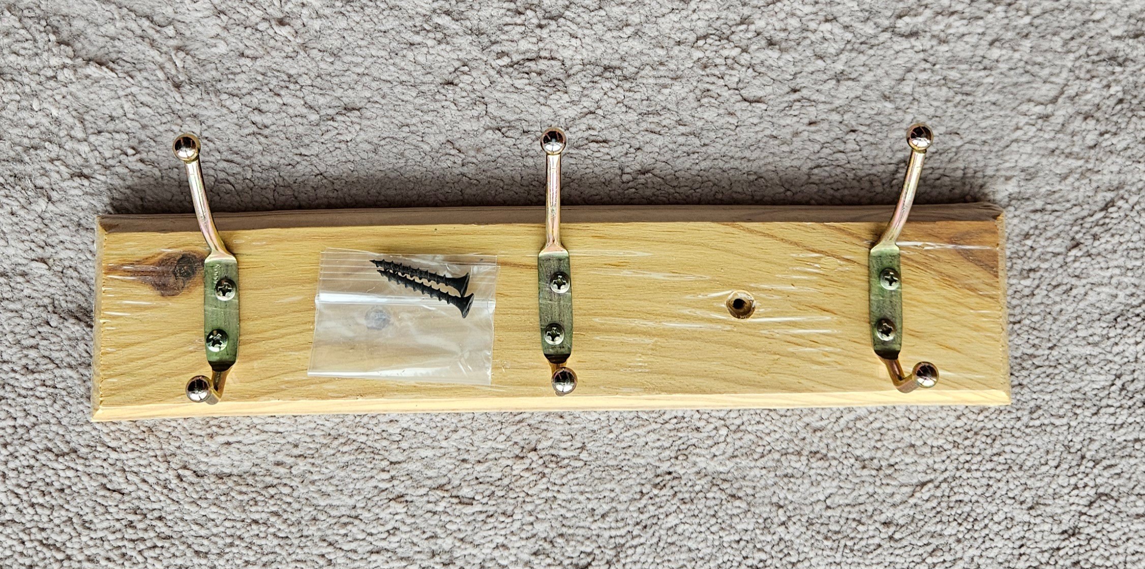 BRAND NEW WOODEN WALL MOUNTED HOOK RACK WITH 3 HOOKS