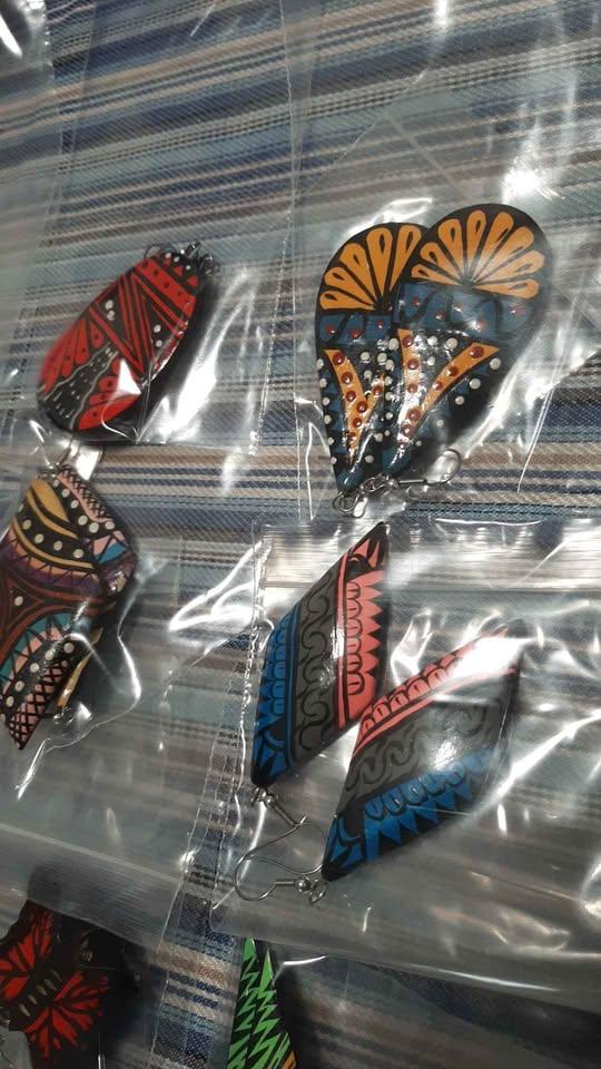 Vintage NEW  NOS hand painted hanging earrings Indonesia $5 each - photo 3