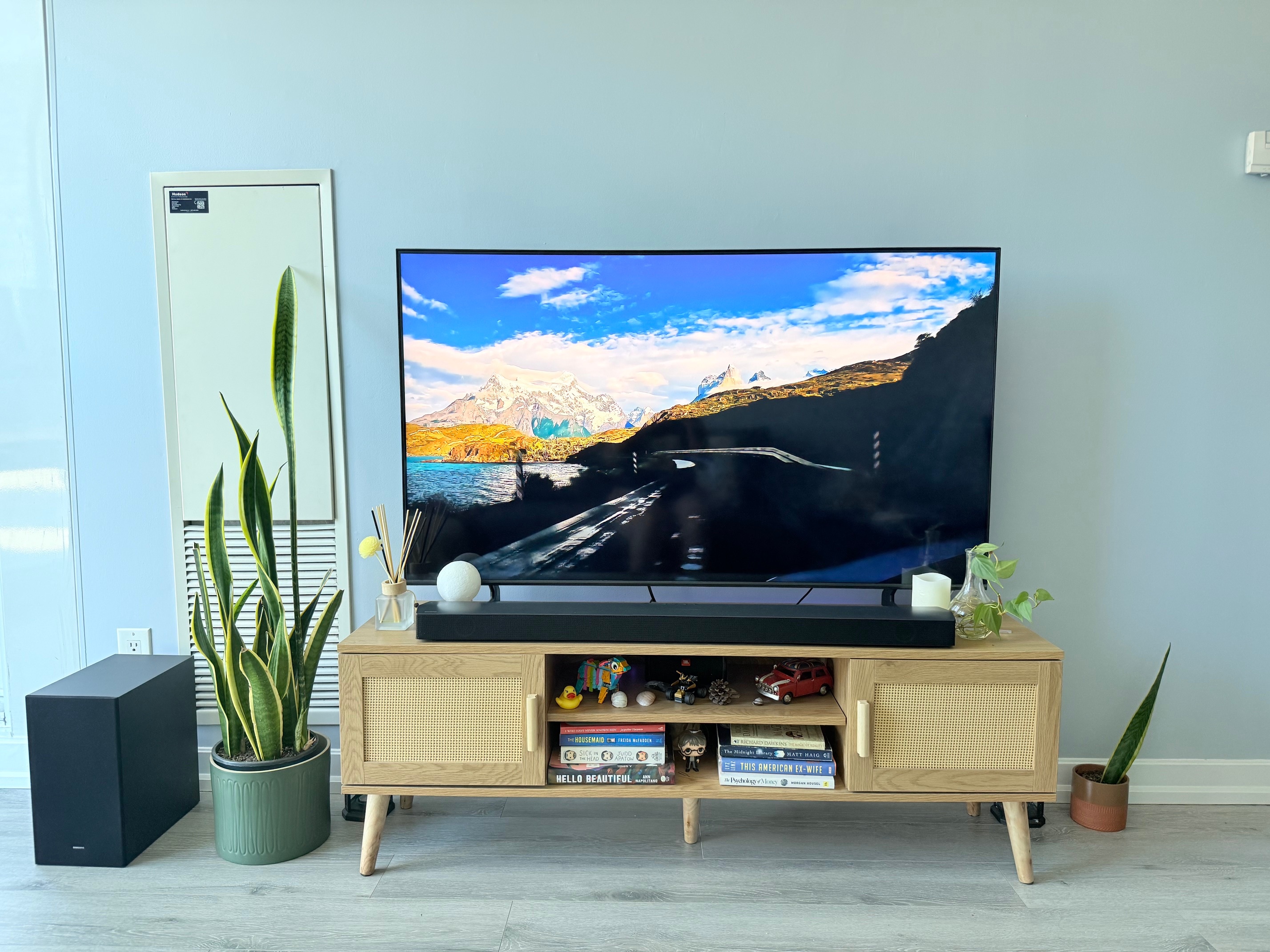 55 inch Samsung TV + Samsung soundbar + TV unit - photo 2