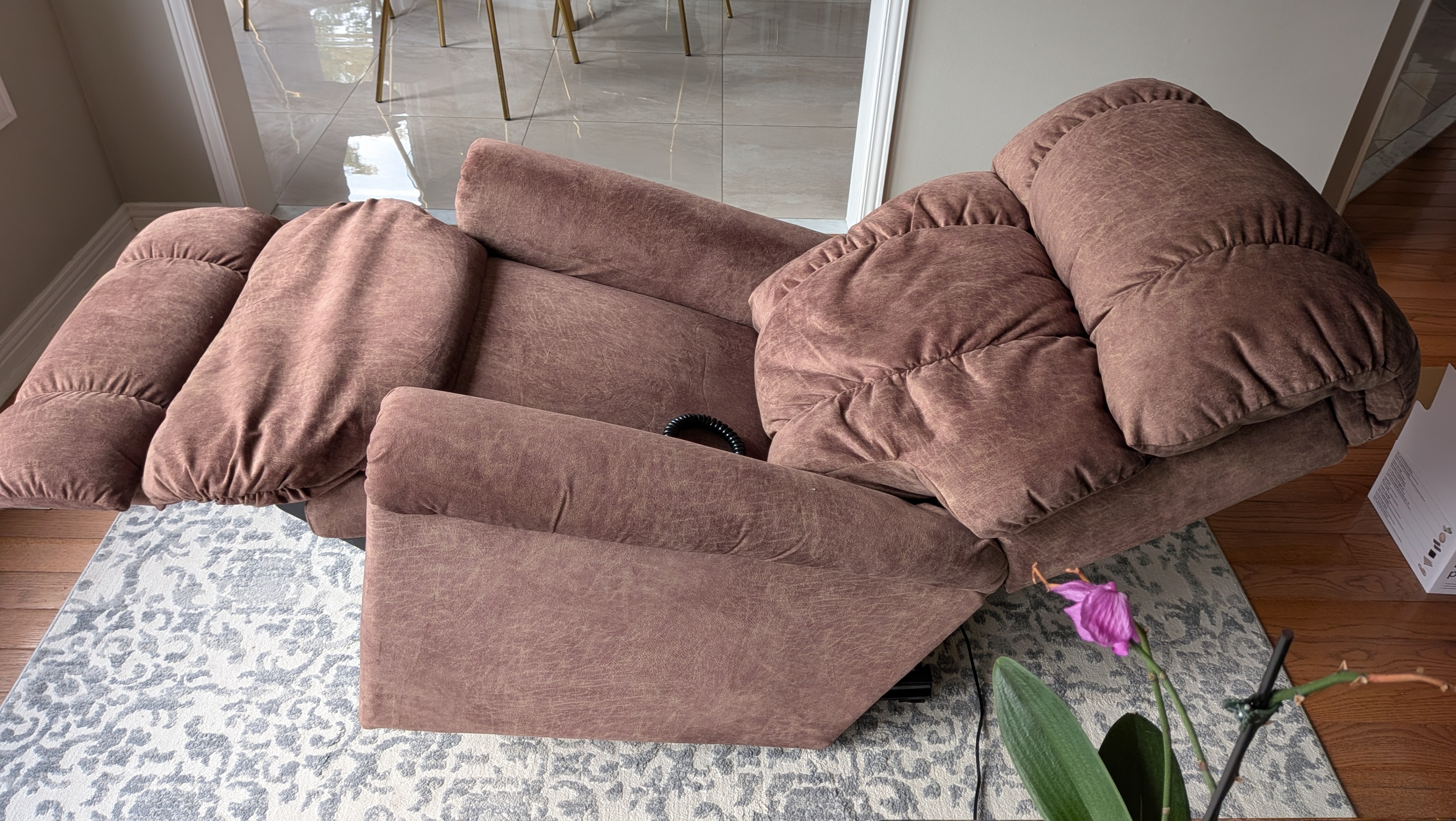 La-Z-Boy Power Lift Recliner Chair – $450 OBO - photo 4