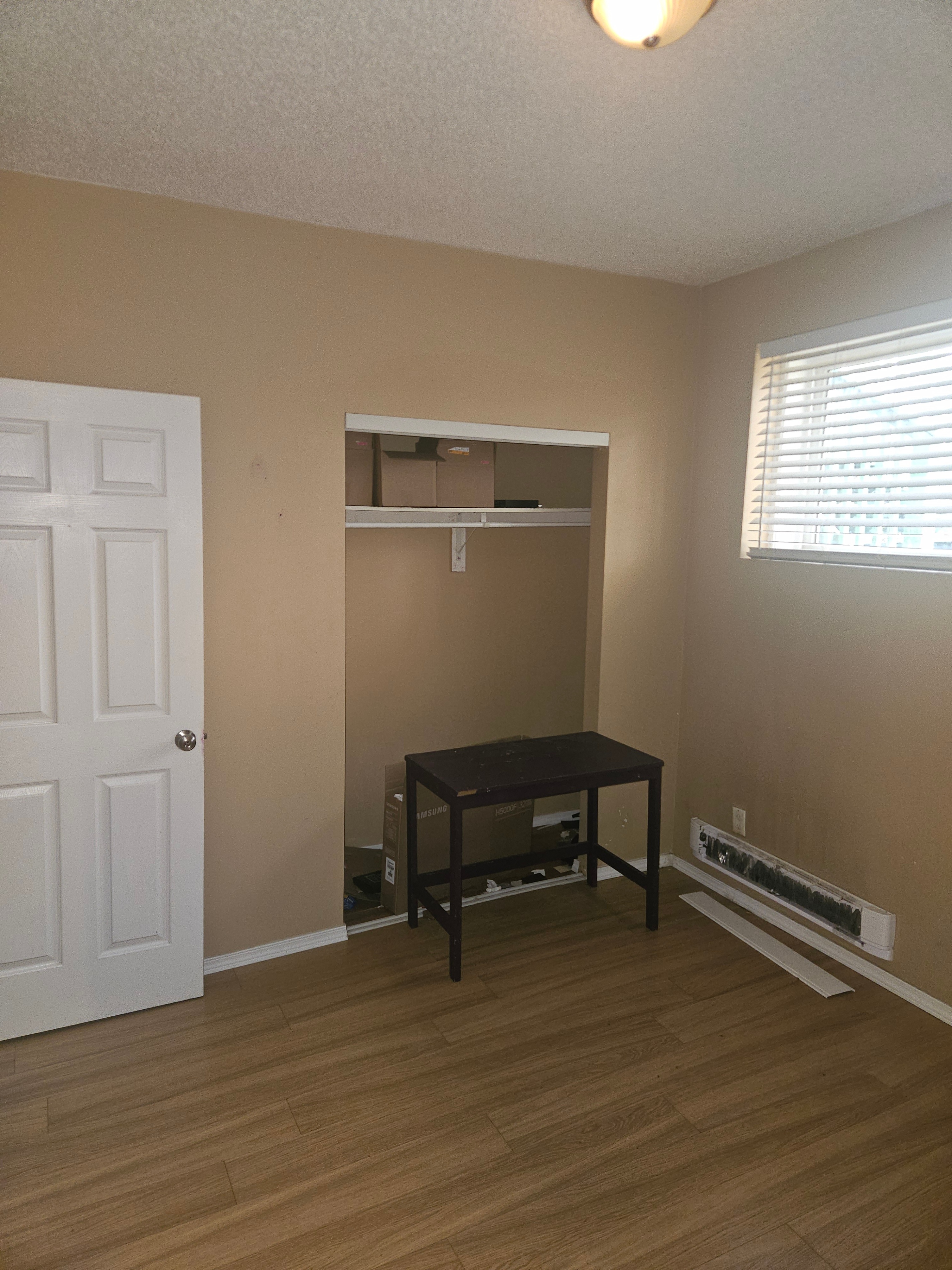 QUIET LARGE ROOM FOR RENT @113 AVE , 96ST ---AVAILABLE ASAP !!